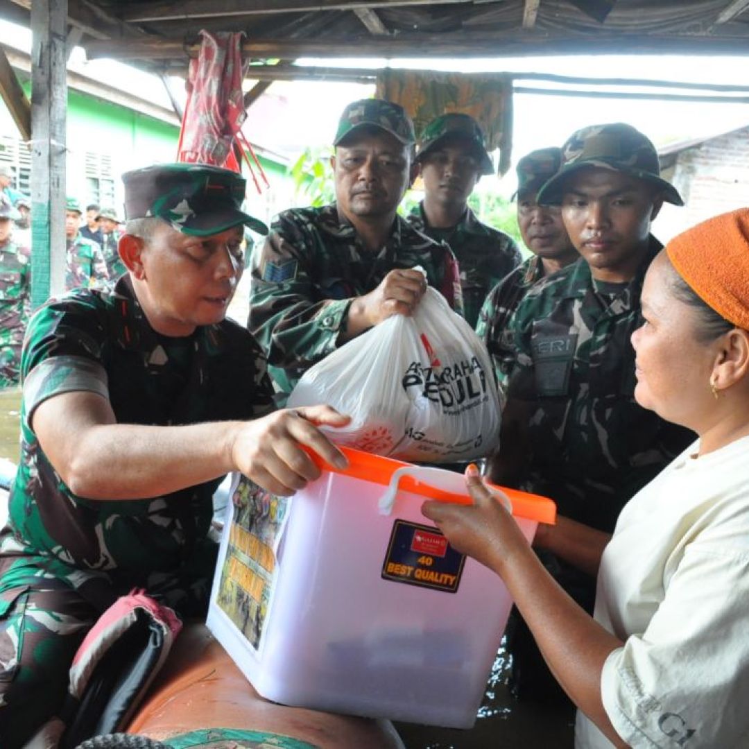 Danrem 031/WB bersama Forkompinda Kota Pekanbaru Serahkan Paket Sembako Kepada Warga Terdampak Banjir.