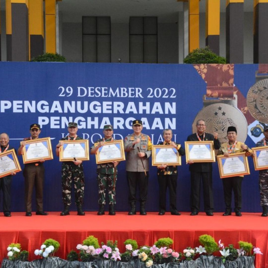 Danrem 031/Wira Bima Terima Penghargaan dari Kapolda Riau