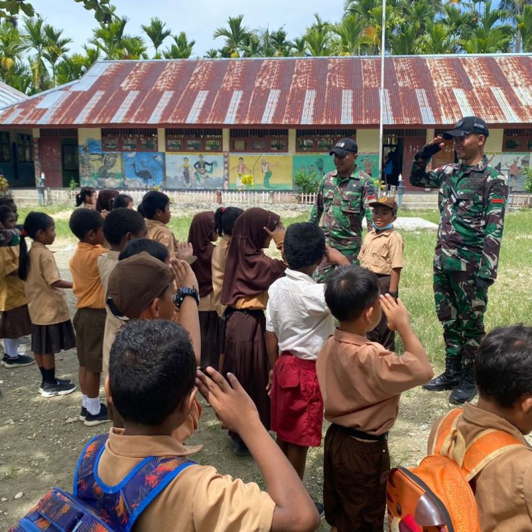 Mencerdaskan Anak Bangsa, TNI AD Mengajar Siswa SD Di Perbatasan.