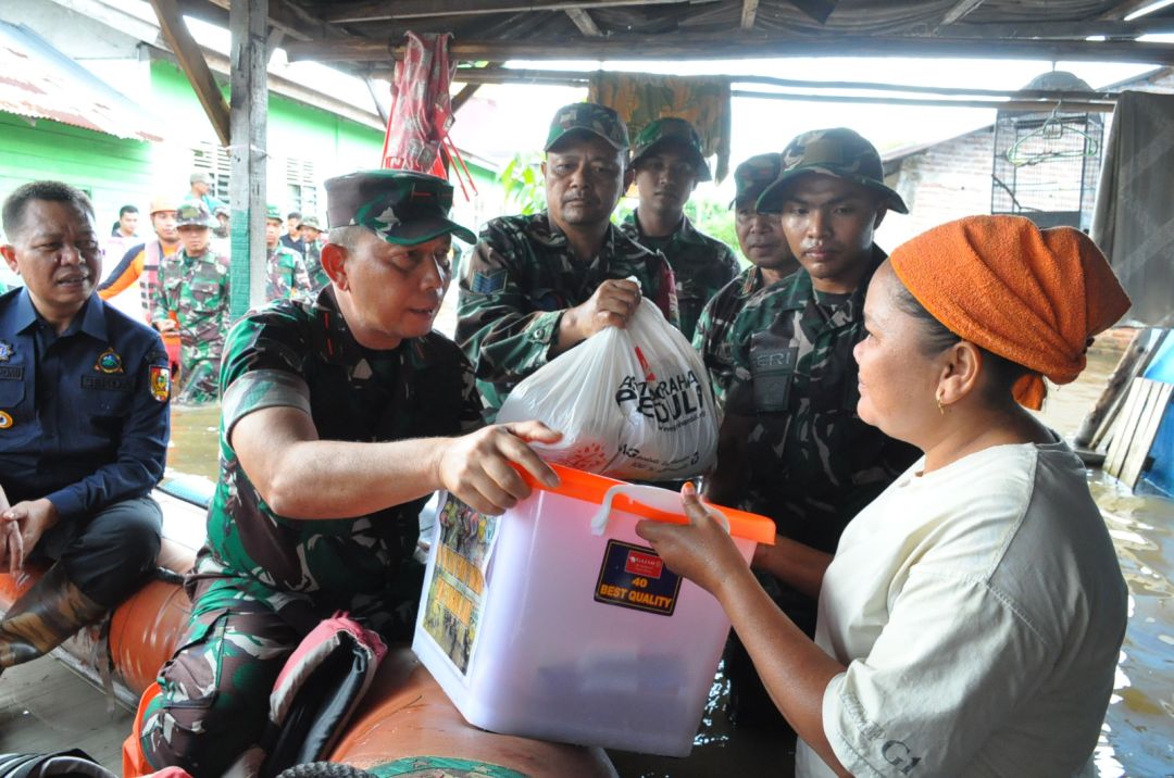 Danrem 031/WB bersama Forkompinda Kota Pekanbaru Serahkan Paket Sembako Kepada Warga Terdampak Banjir.