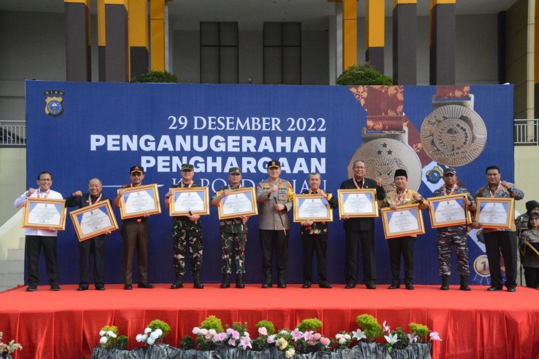 Danrem 031/Wira Bima Terima Penghargaan dari Kapolda Riau