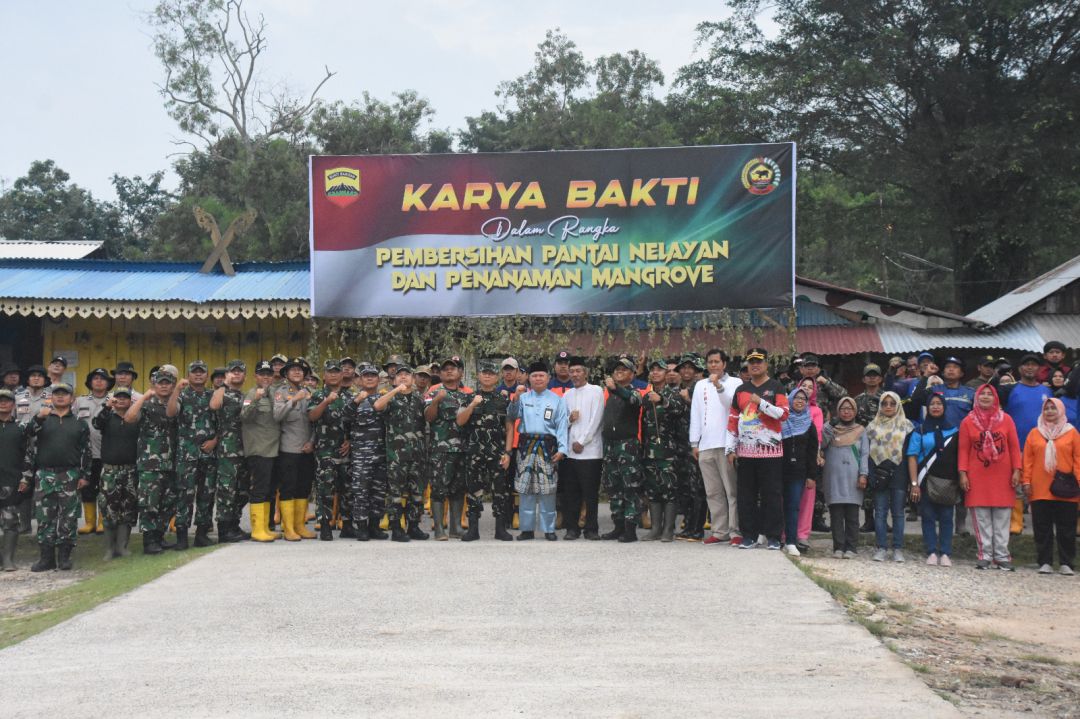 Danrem 031/Wira Bima Gelar Aksi Pembersihan Pantai Dumai.