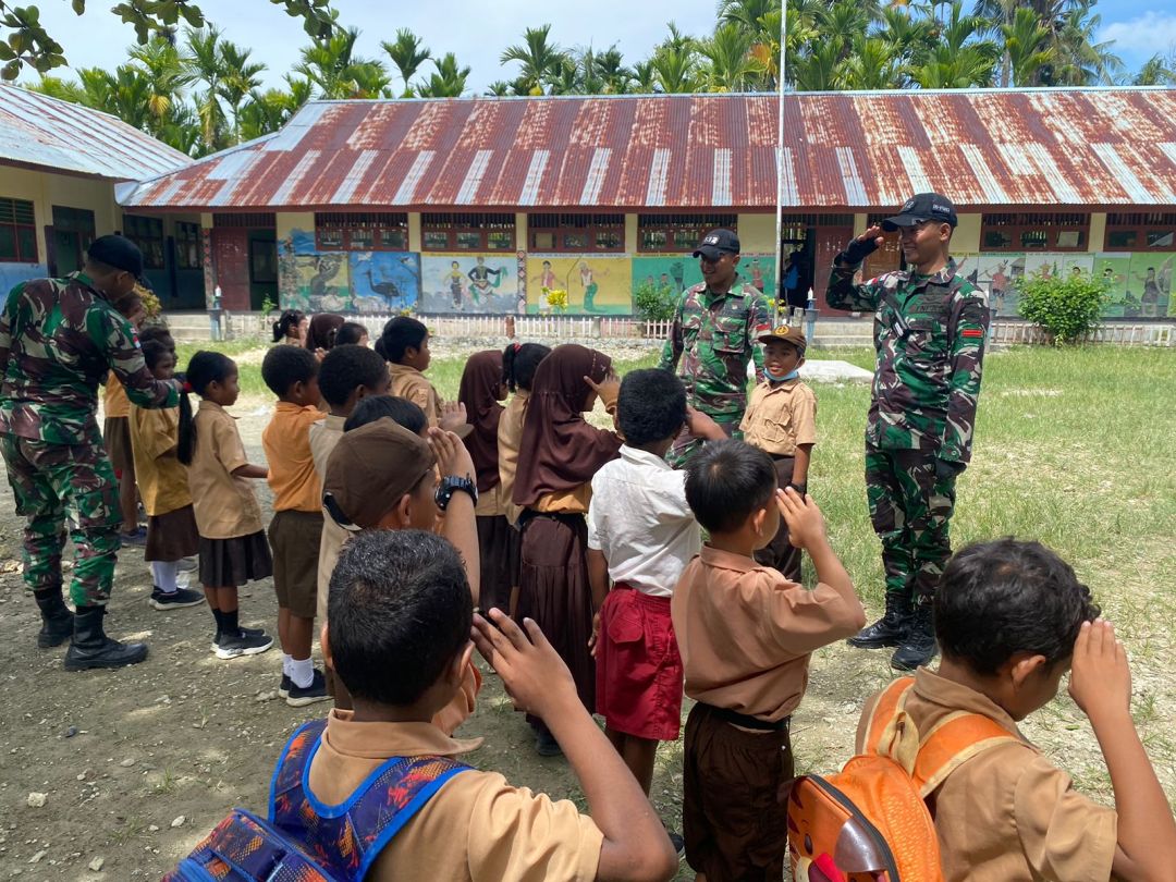 Mencerdaskan Anak Bangsa, TNI AD Mengajar Siswa SD Di Perbatasan.