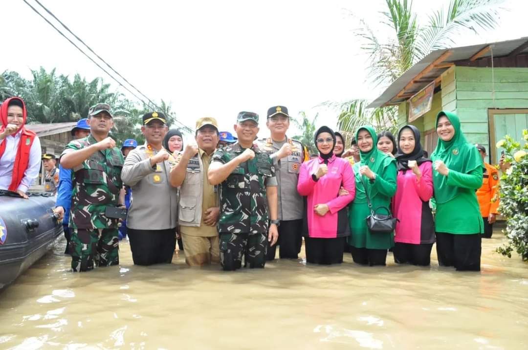 Danrem 031/WB Bersama Kapolda Riau Tinjau Banjir di Wilayah Kecamatan Bonai Darussalam.