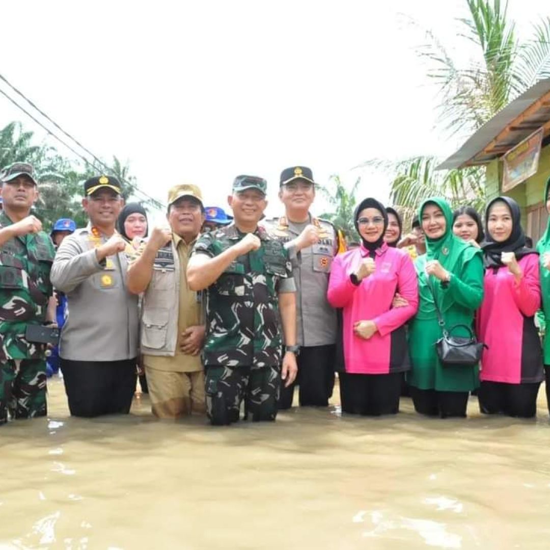 Danrem 031/WB Bersama Kapolda Riau Tinjau Banjir di Wilayah Kecamatan Bonai Darussalam.