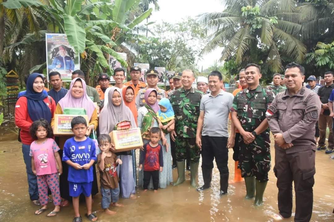 Danrem 031/WB Tinjau Langsung Warga Terdampak Banjir di Desa Kualu