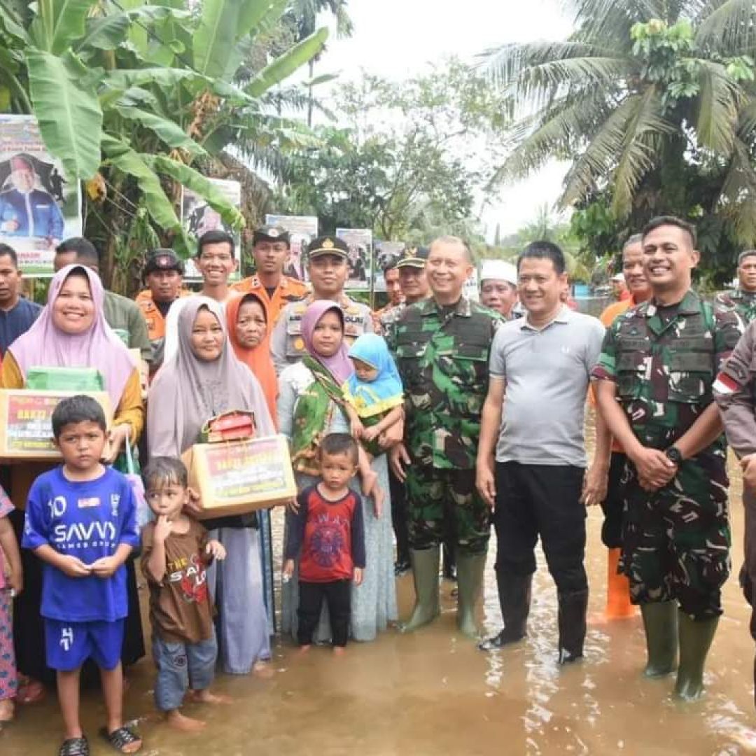 Danrem 031/WB Tinjau Langsung Warga Terdampak Banjir di Desa Kualu