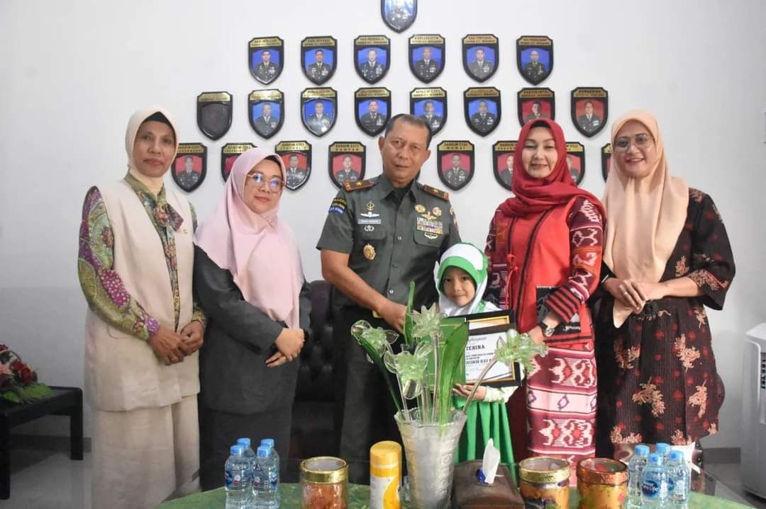 Danrem 031/WB beri Beri Penghargaan dan Support Siswi SD Kartika Berprestasi.