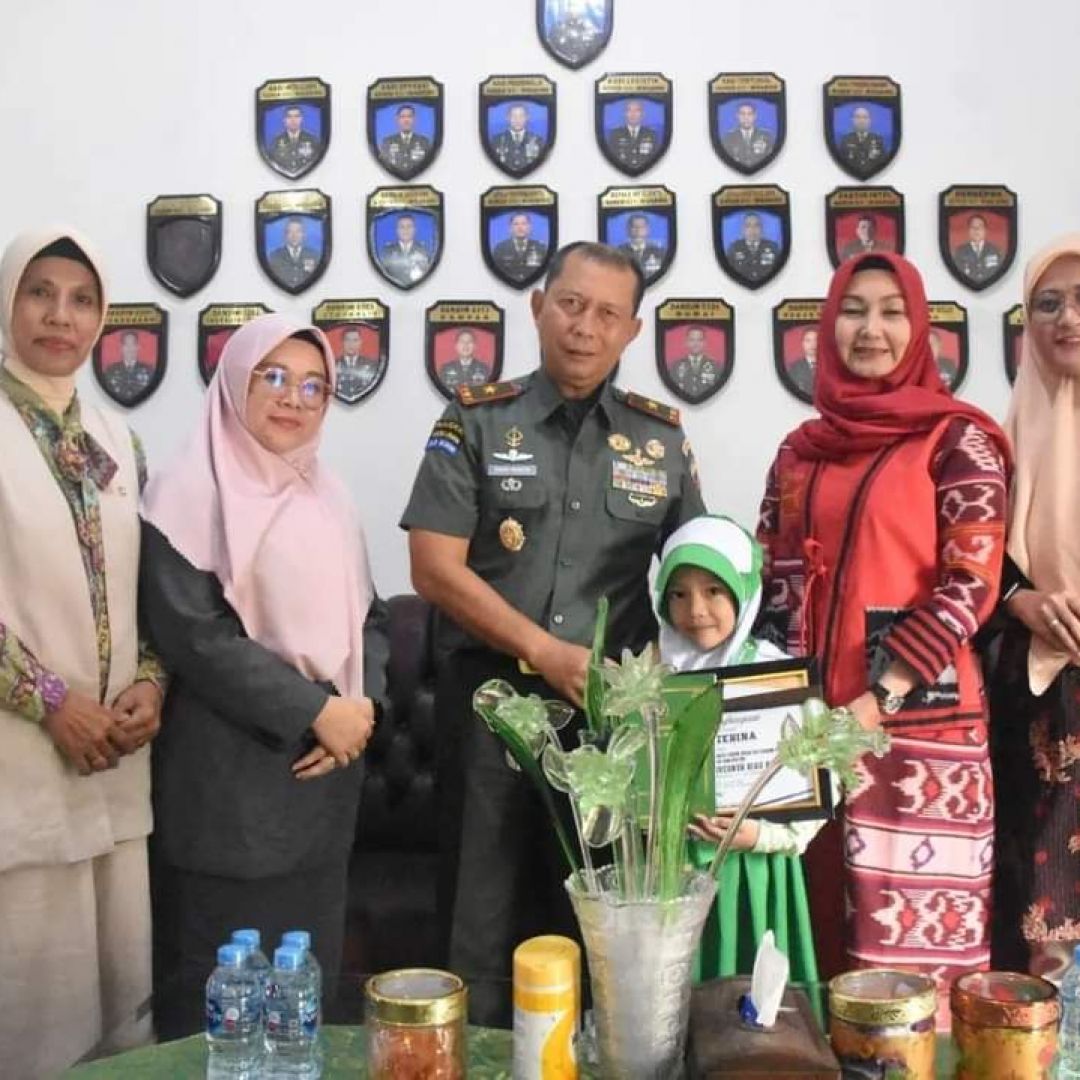 Danrem 031/WB beri Beri Penghargaan dan Support Siswi SD Kartika Berprestasi.